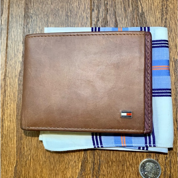 Tommy Hilfiger leather wallet - Picture 1 of 9